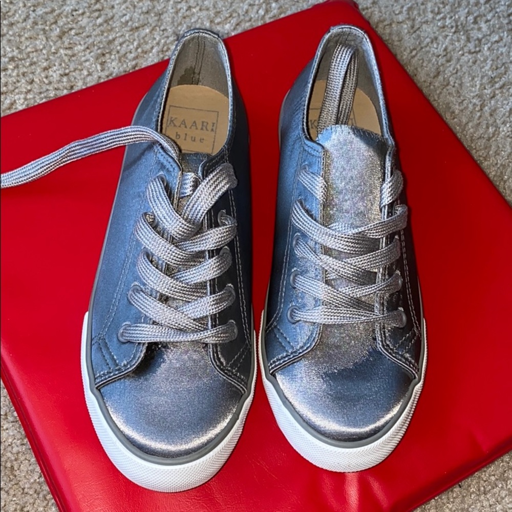 NWT KAARI BLUE size 6 grey satin Samantha